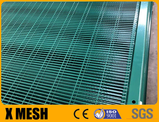 La couche verte de la poudre est recouverte d'une grille anti-escalade.